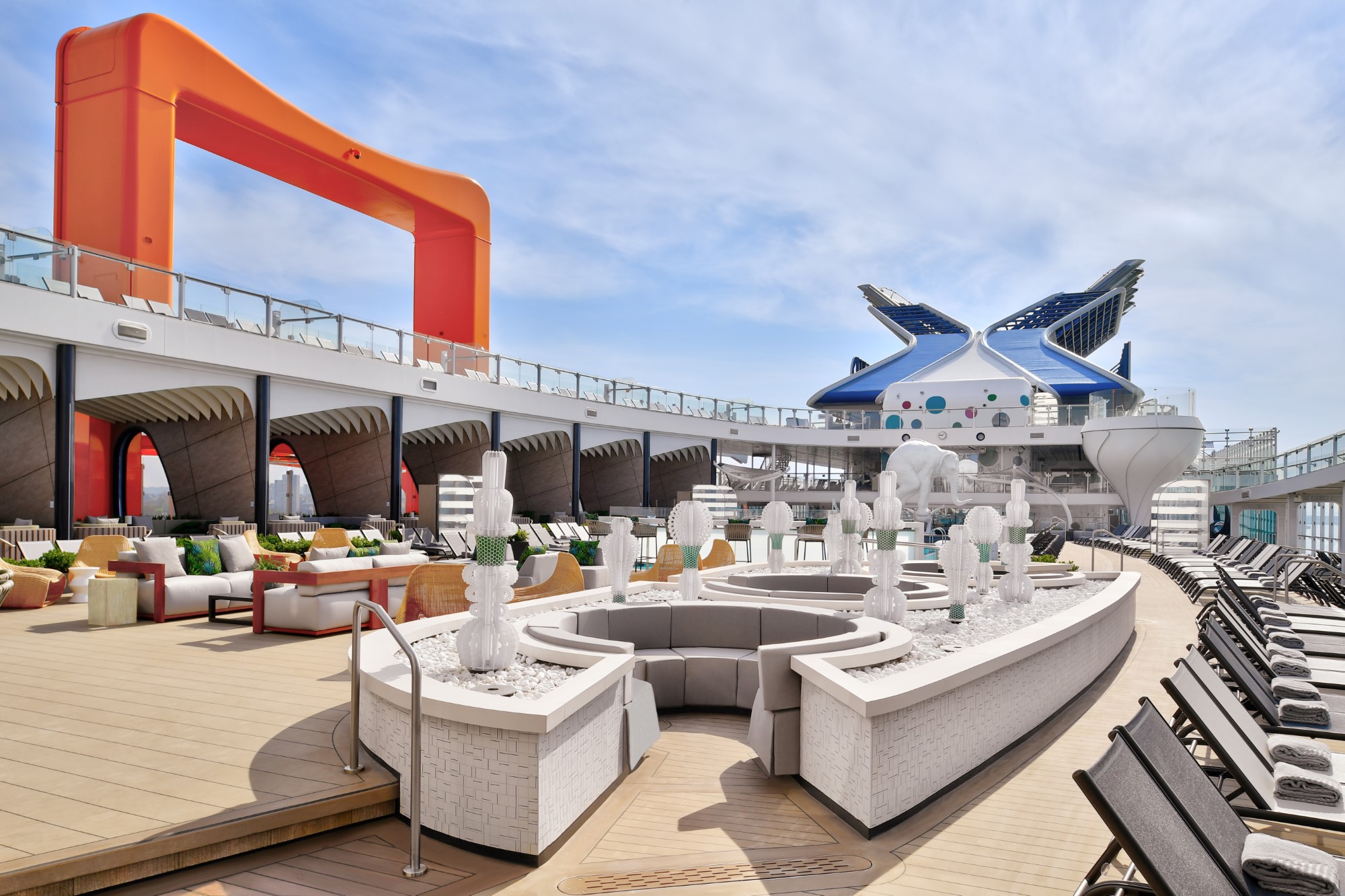 MyCruise Celebrity-Cruises Beyond Offentlige-arealer Pool-spa2